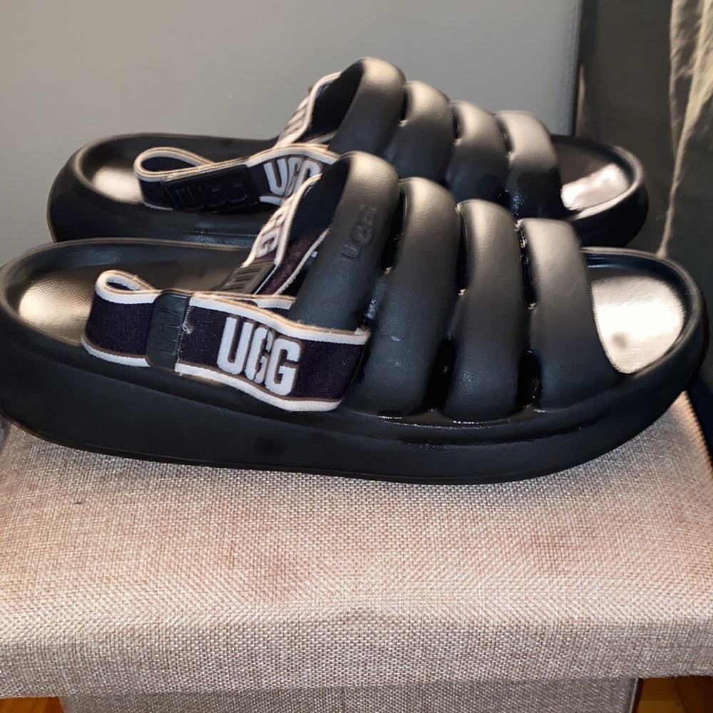 UGG BLACK SLIDES GREAT CONDITION - Picture 2 of 6
